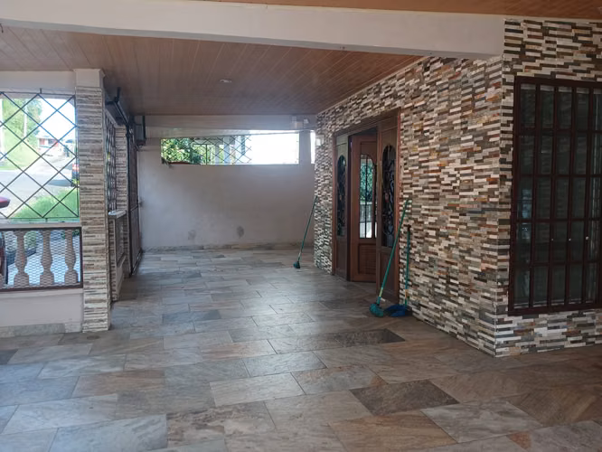 Alquilo casa en Chepo con terraza techada y amplio patio