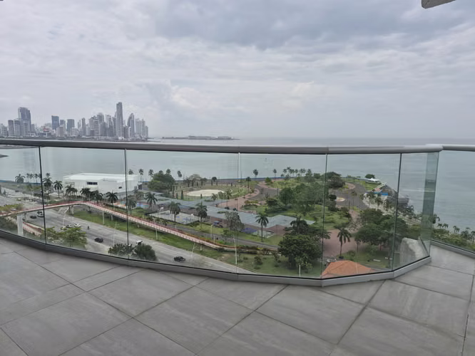 APARTAMENTO NUEVO FRENTE AL MAR