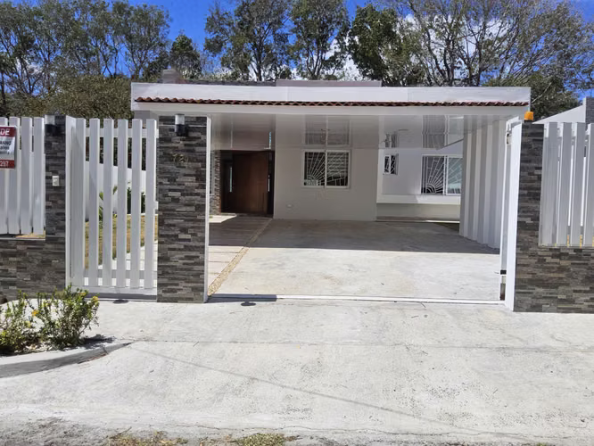 Villa nueva (2022), acabados de lujo y acceso directo al campo de golf de Coronado