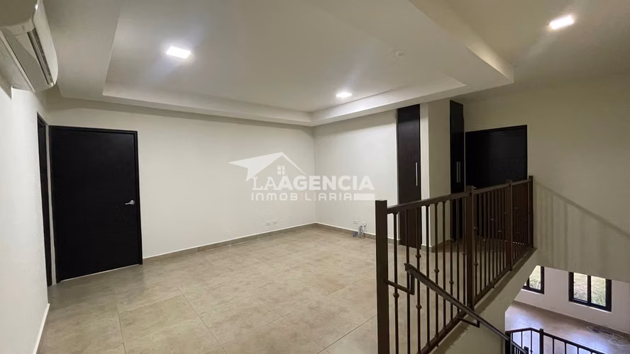 Clayton, Venta de Casa tipo Town House en Embassy Club con terraza