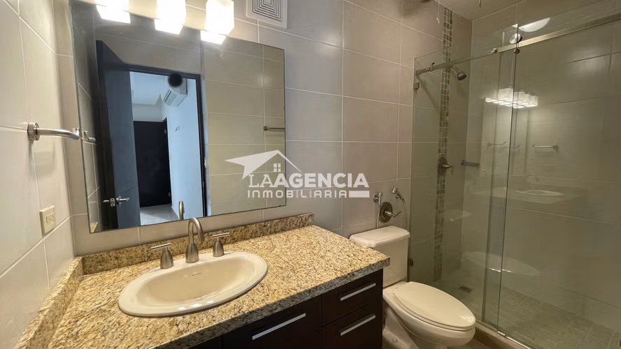 Clayton, Venta de Casa tipo Town House en Embassy Club con terraza