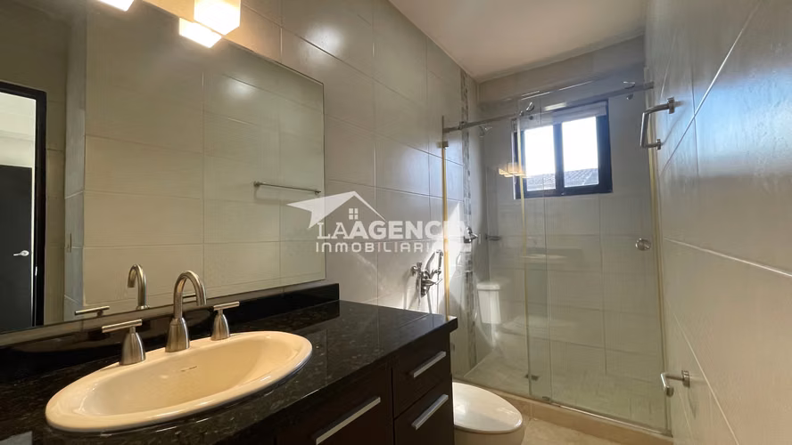Clayton, Venta de Casa tipo Town House en Embassy Club con terraza