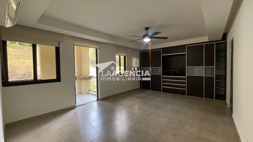 Clayton, Venta de Casa tipo Town House en Embassy Club con terraza