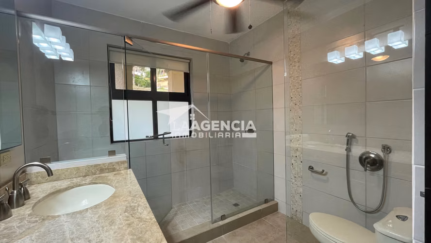 Clayton, Venta de Casa tipo Town House en Embassy Club con terraza