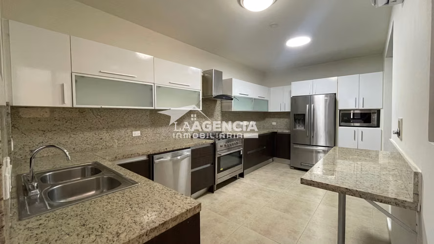 Clayton, Venta de Casa tipo Town House en Embassy Club con terraza