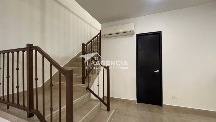 Clayton, Venta de Casa tipo Town House en Embassy Club con terraza