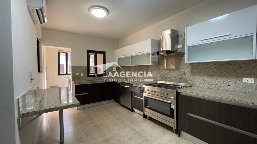 Clayton, Venta de Casa tipo Town House en Embassy Club con terraza