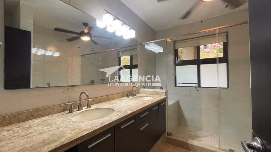 Clayton, Venta de Casa tipo Town House en Embassy Club con terraza