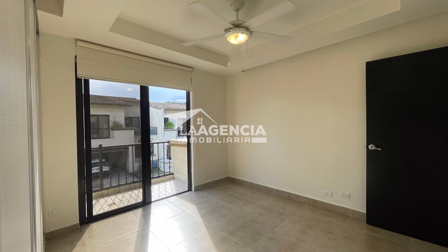Clayton, Venta de Casa tipo Town House en Embassy Club con terraza