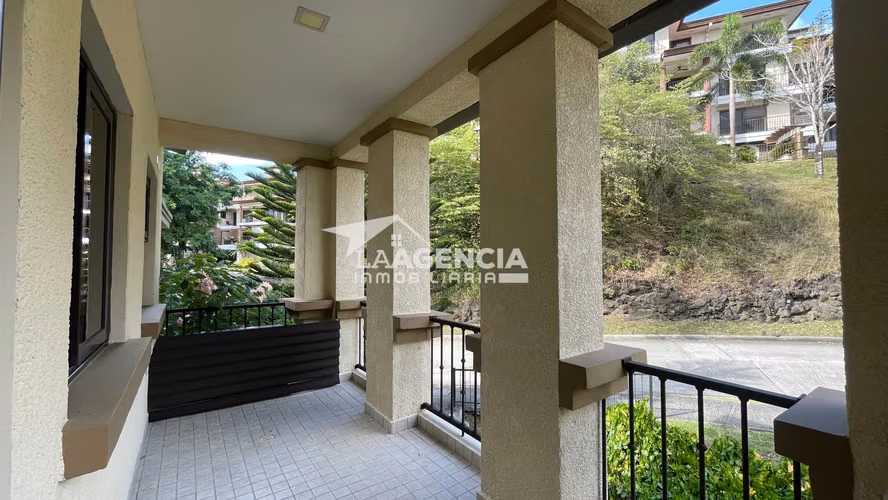 Clayton, Venta de Casa tipo Town House en Embassy Club con terraza
