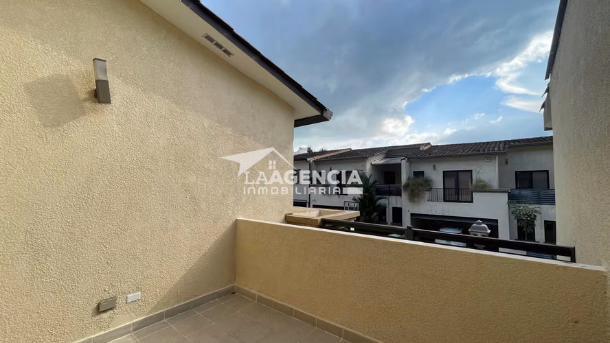 Clayton, Venta de Casa tipo Town House en Embassy Club con terraza