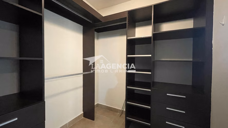 Clayton, Venta de Casa tipo Town House en Embassy Club con terraza