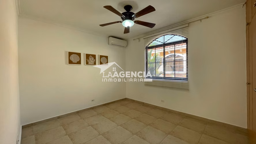 Clayton, Venta de Casa Unifamiliar en Clayton Village con piscina y terraza techada