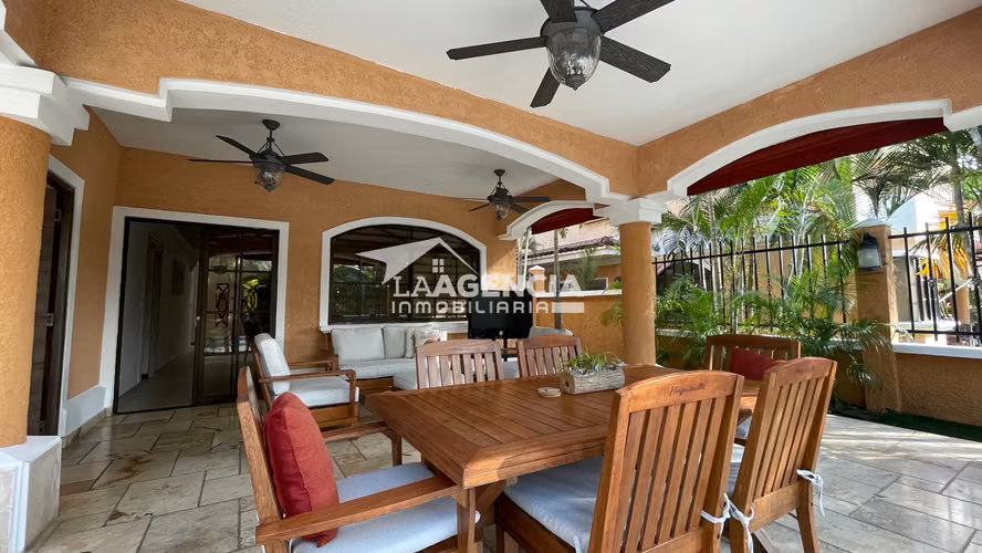 Clayton, Venta de Casa Unifamiliar en Clayton Village con piscina y terraza techada