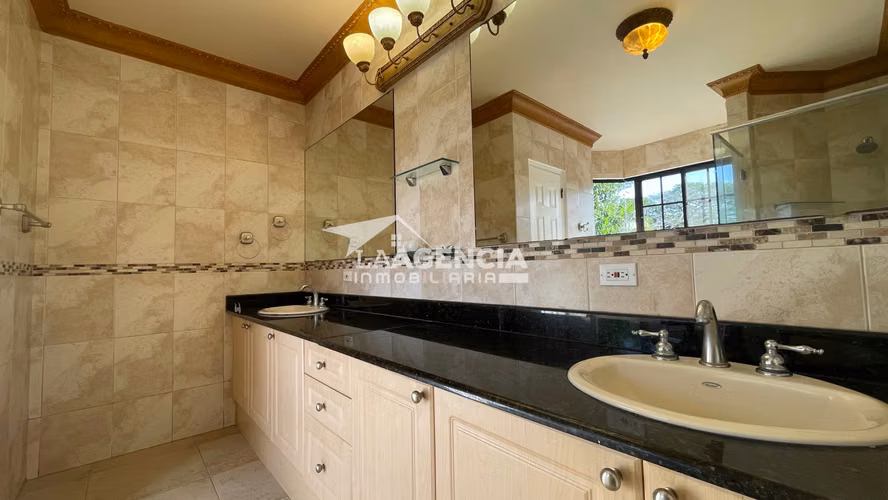 Clayton, Venta de Casa Unifamiliar en Clayton Village con piscina y terraza techada