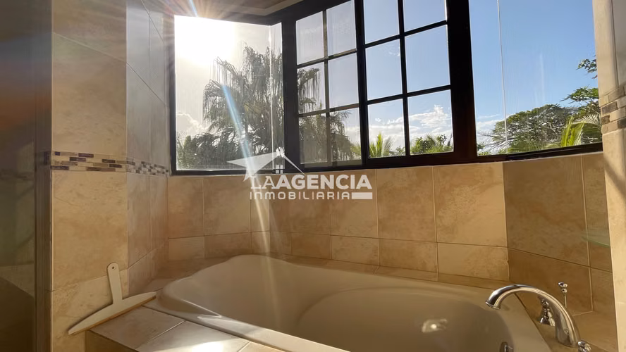 Clayton, Venta de Casa Unifamiliar en Clayton Village con piscina y terraza techada