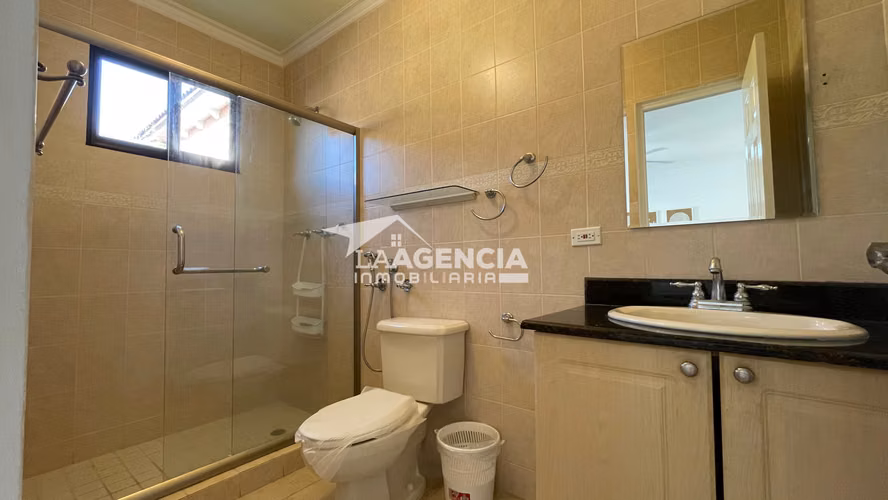 Clayton, Venta de Casa Unifamiliar en Clayton Village con piscina y terraza techada