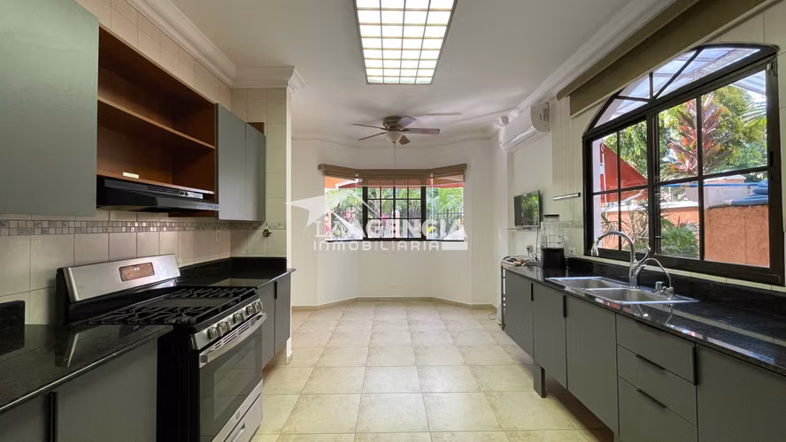 Clayton, Venta de Casa Unifamiliar en Clayton Village con piscina y terraza techada