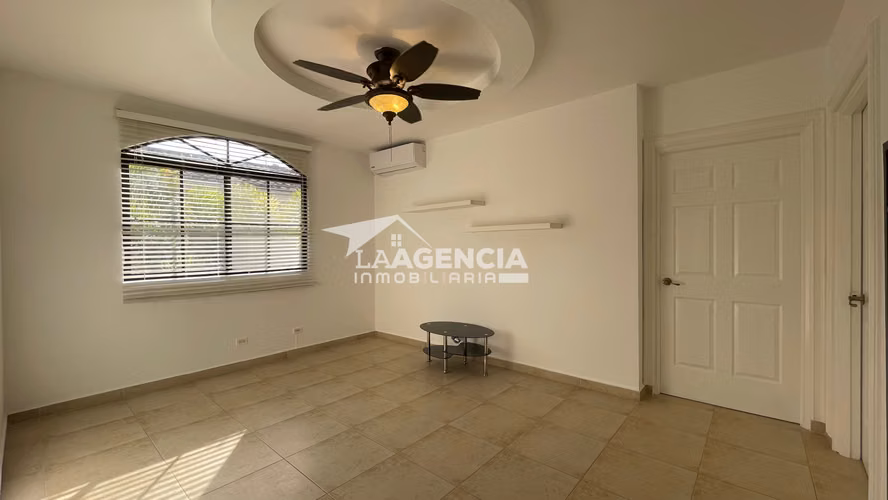 Clayton, Venta de Casa Unifamiliar en Clayton Village con piscina y terraza techada