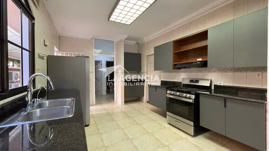 Clayton, Venta de Casa Unifamiliar en Clayton Village con piscina y terraza techada