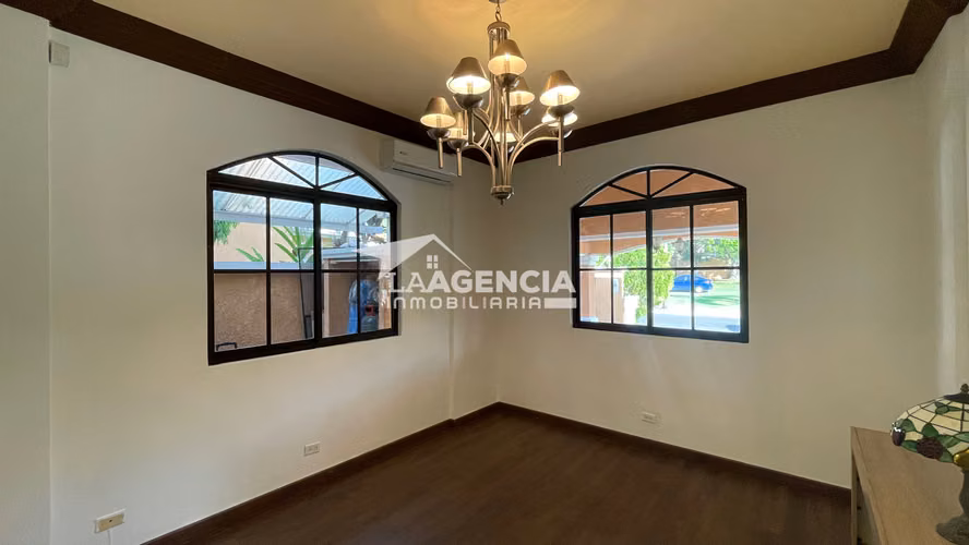 Clayton, Venta de Casa Unifamiliar en Clayton Village con piscina y terraza techada