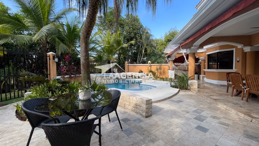 Clayton, Venta de Casa Unifamiliar en Clayton Village con piscina y terraza techada