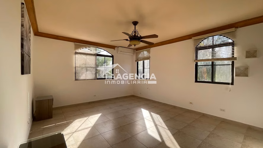 Clayton, Venta de Casa Unifamiliar en Clayton Village con piscina y terraza techada
