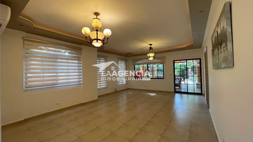 Clayton, Venta de Casa Unifamiliar en Clayton Village con piscina y terraza techada