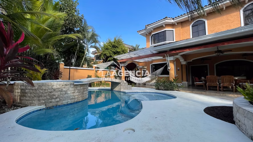 Clayton, Venta de Casa Unifamiliar en Clayton Village con piscina y terraza techada