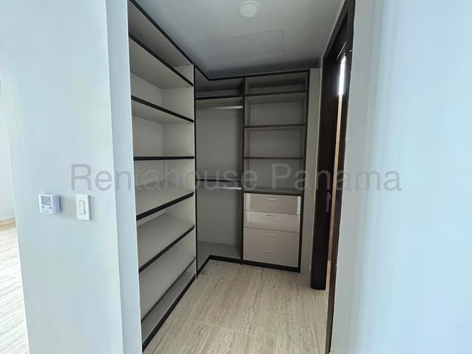 Se Vende Apartamento en Paitilla LA26-8210