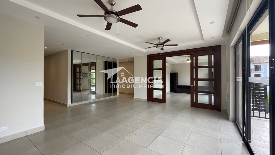 Clayton, Venta de Apartamento en Embassy Club con amplia terraza y den abierto - Imagen 4