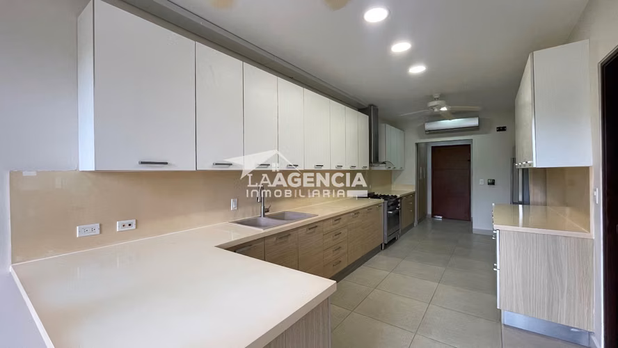 Clayton, Venta de Apartamento en Embassy Club con amplia terraza y den abierto - Imagen 5