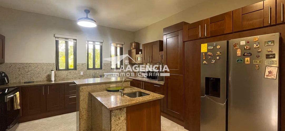 Clayton, Venta de Apartamento en Embassy Club de esquina, con amplia terraza