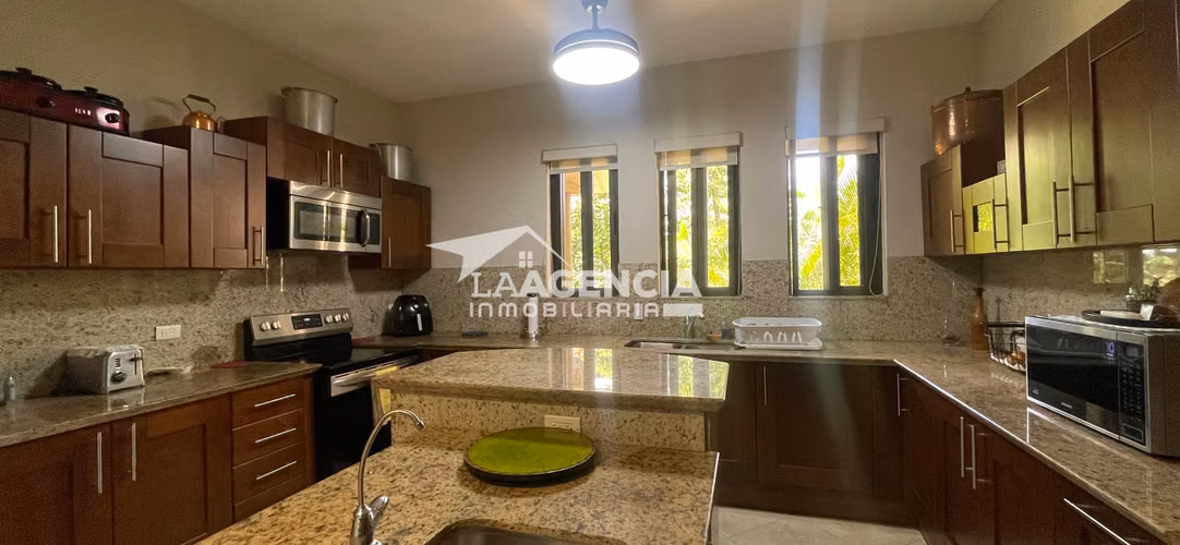 Clayton, Venta de Apartamento en Embassy Club de esquina, con amplia terraza