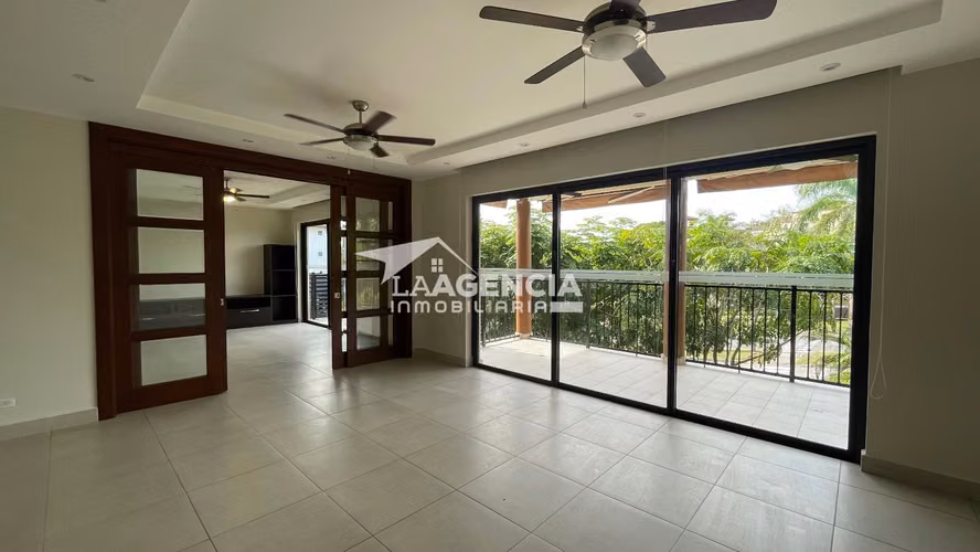 Clayton, Venta de Apartamento en Embassy Club con amplia terraza y den abierto