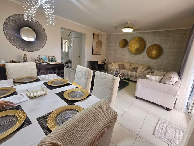 Se Vende Casa en Versalles LA26-8220