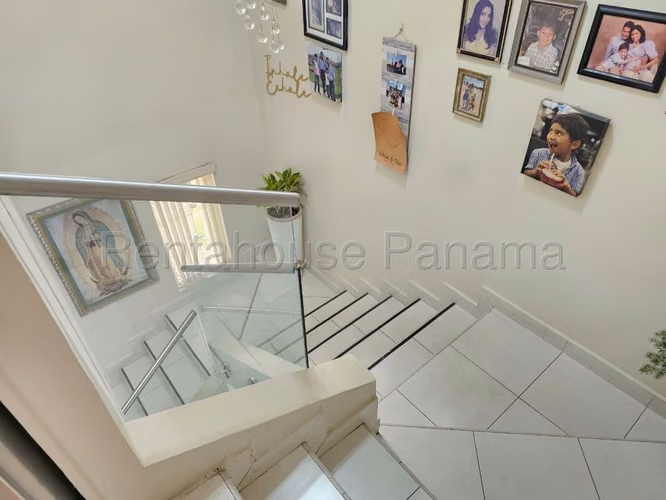 Se Vende Casa en Versalles LA26-8220