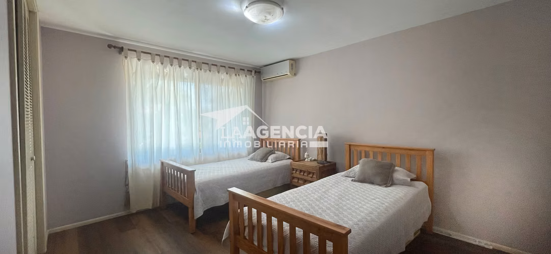 Clayton, Venta de Casa Duplex remodelada con terraza techada