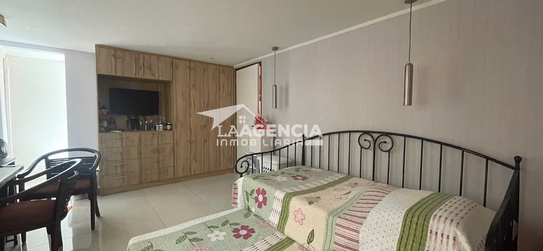 Clayton, Venta de Casa Duplex remodelada con terraza techada