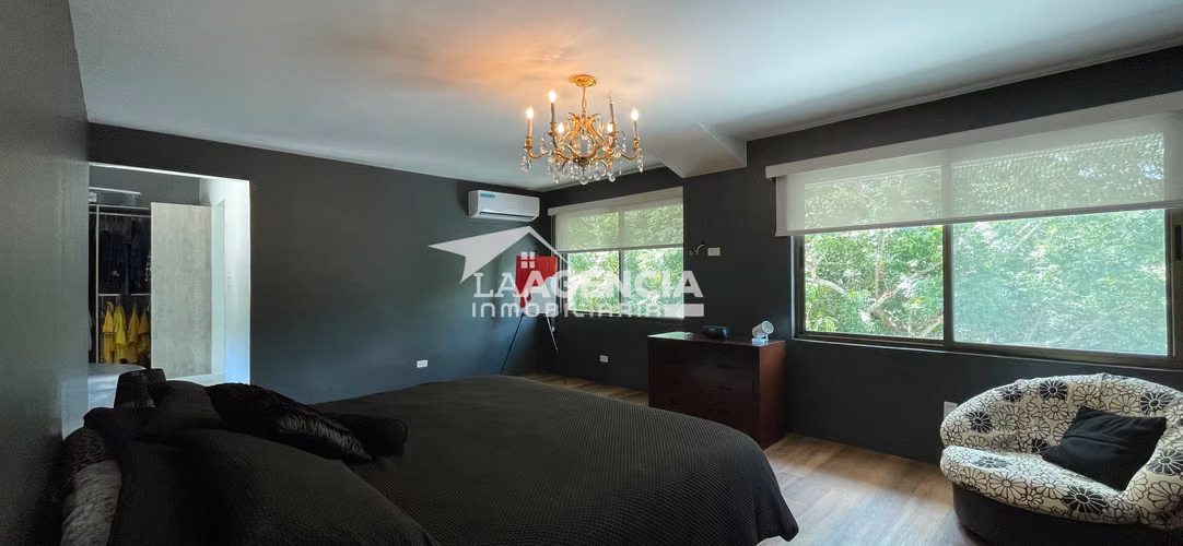 Clayton, Venta de Casa Duplex remodelada con terraza techada