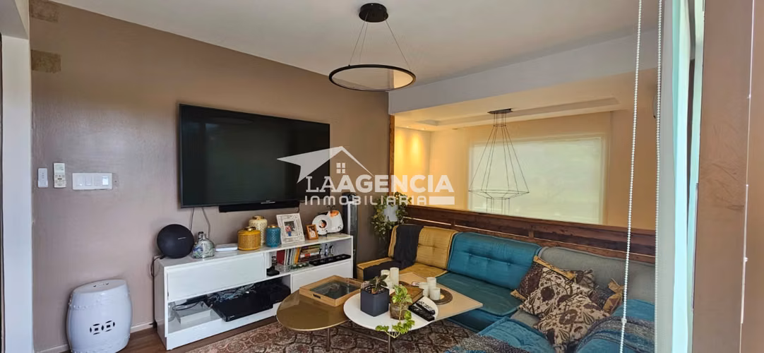 Clayton, Venta de Casa Duplex remodelada con terraza techada