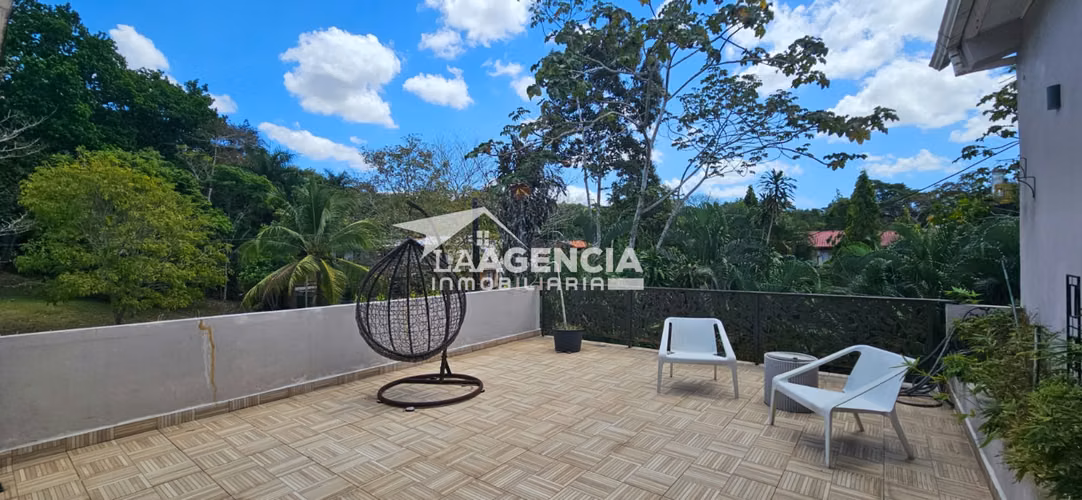 Clayton, Venta de Casa Duplex remodelada con terraza techada