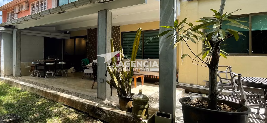 Clayton, Venta de Casa Duplex remodelada con terraza techada