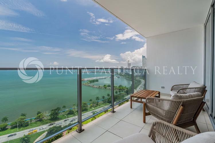 Apartamento Totalmente Remodelado con Vista Directa Al Mar | Av Balboa | PH Waters On The Bay