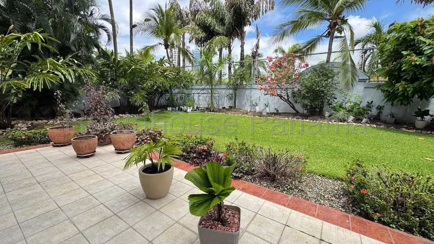 Casa en Venta en Costa del Este 25*8762Mfk