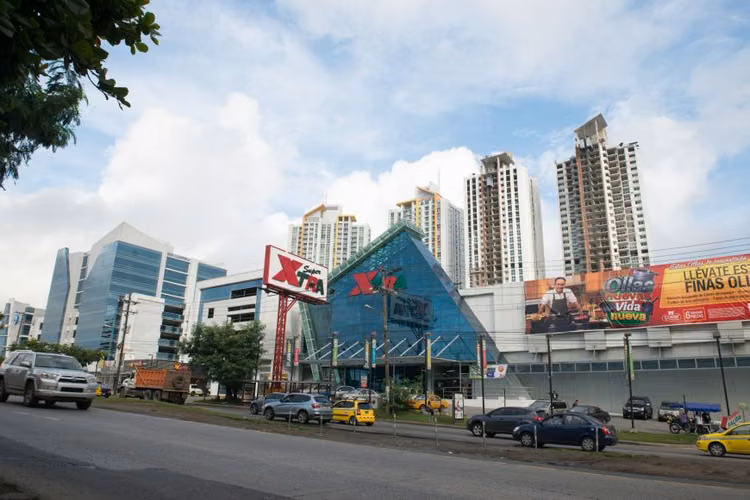  ALQUILER – CASA REMODELADA EN CONDADO DEL REY 