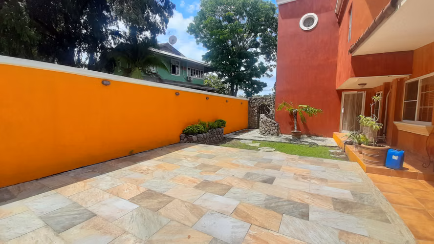 Casa en Venta en Diablo con Buen Patio y Terraza.