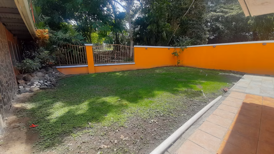 Casa en Venta en Diablo con Buen Patio y Terraza.