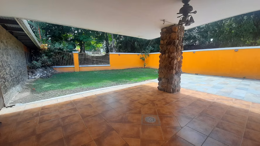 Casa en Venta en Diablo con Buen Patio y Terraza.