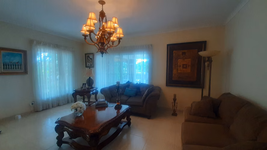 Casa en Venta en Diablo con Buen Patio y Terraza.